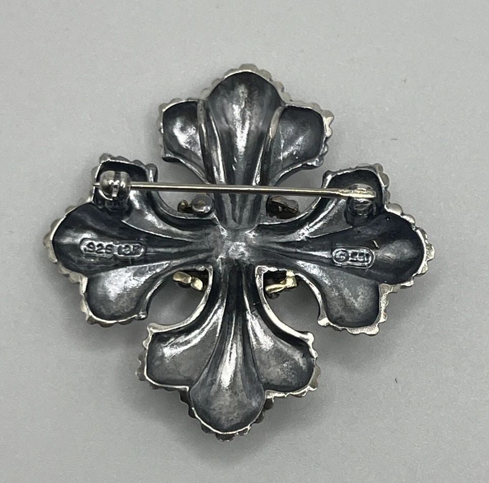 STERLING SILVER & 18K YELLOW GOLD CELTIC BROOCH: STERLING SILVER & 18K YELLOW GOLD CELTIC BROOCH STERLING SILVER & 18K YELLOW GOLD CELTIC BROOCH Add a touch of elegance to your outfit with this beautiful Celtic Brooch. Made of high-quality 925 sterl