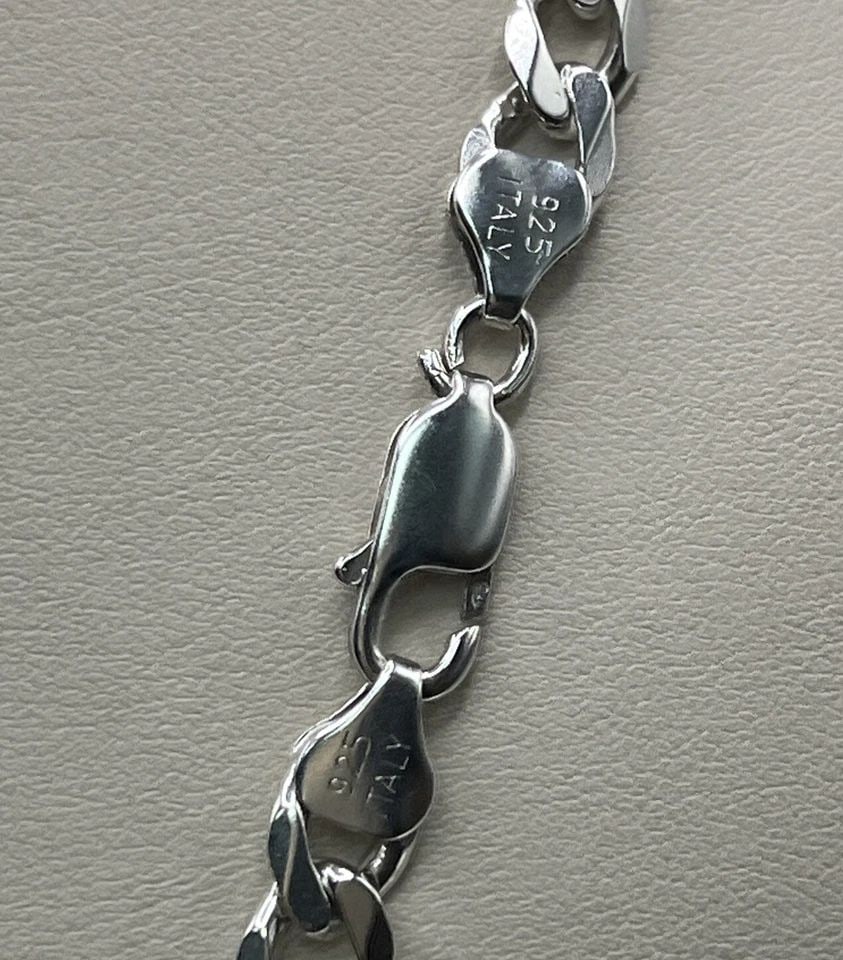 20" FIGARO STERLING SILVER CHAIN 36.5 GRAMS: 20" FIGARO STERLING SILVER CHAIN 36.5 GRAMS 20" FIGARO STERLING SILVER CHAIN 36.5 GRAMS This exquisite necklace is made of 925 sterling silver, weighing 36.5 grams, and has a length of 20 inches. It f