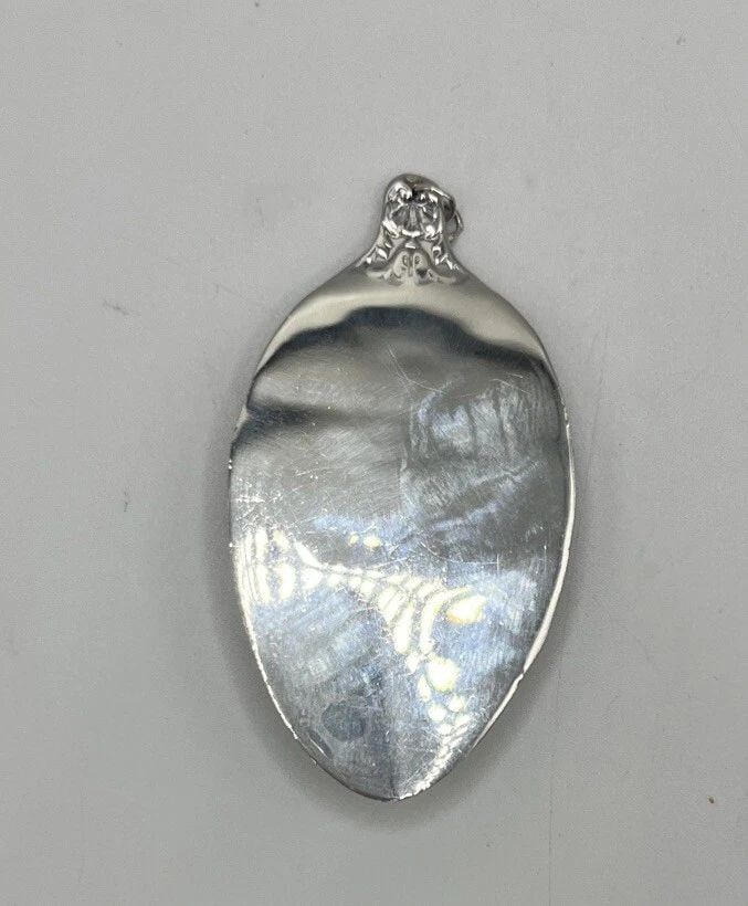 STERLING SILVER WITH JADE STONE HEADS PENDANT: STERLING SILVER WITH JADE STONE HEADS PENDANT STERLING SILVER WITH JADE STONE HEADS PENDANT Elevate your jewelry collection with this exquisite sterling silver pendant featuring two stunning jade ston