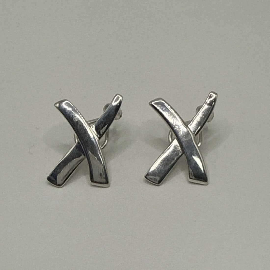 TIFFANY & CO. PALOMA PICASSO KISS GRAFFITI X LARGE STERLING SILVER EARRINGS: TIFFANY & CO. PALOMA PICASSO KISS GRAFFITI X LARGE STERLING SILVER EARRINGS The Tiffany & Co. Paloma Picasso Kiss Graffiti X Large Sterling Silver Earrings are a stunning piece of fine jewelry that fe