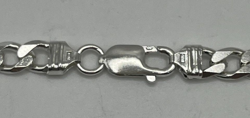 20" FIGARO STERLING SILVER CHAIN 33.8 GRAMS: 20" FIGARO STERLING SILVER CHAIN 33.8 GRAMS 20" FIGARO STERLING SILVER CHAIN 33.8 GRAMS Add a touch of elegance to your style with this stunning 20\" Figaro Sterling Silver Chain. Crafted from high-qu