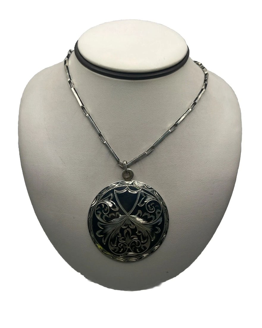 MEXICO STERLING SILVER LARGE PENDANT - MORENO: MEXICO STERLING SILVER LARGE PENDANT - MORENO MEXICO STERLING SILVER LARGE PENDANT - MORENO This Mexico Sterling Silver Large Pendant, named Moreno, showcases a traditional Mexican ethnic style. Craft