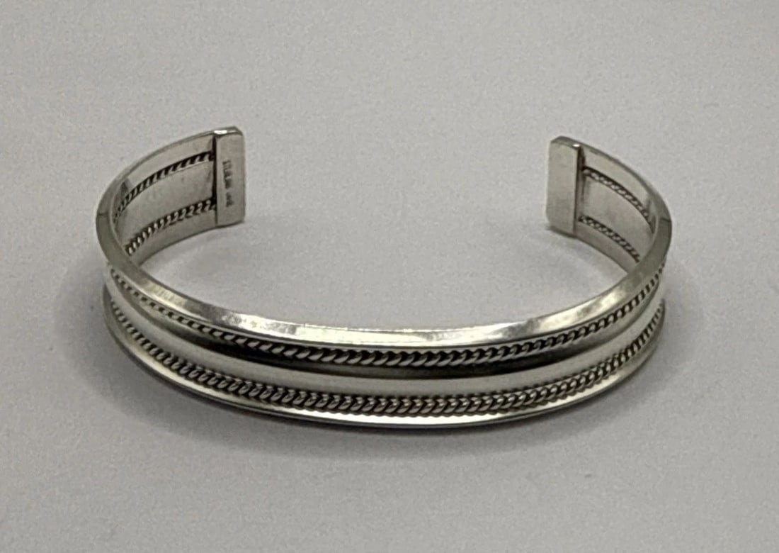 NAVAJO BRACELET .925 SILVER HANDMADE HAND STAMPED SIGNED ARTIST TAHE CIRCA 1980S: NAVAJO BRACELET .925 SILVER HANDMADE HAND STAMPED SIGNED ARTIST TAHE CIRCA 1980S NAVAJO BRACELET .925 SILVER HANDMADE HAND STAMPED SIGNED ARTIST TAHE CIRCA 1980S This exquisite Navajo cuff bracelet is