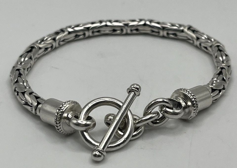 BYZANTINE 8" BRACELET WITH TOGGLE LOCK: BYZANTINE 8" BRACELET WITH TOGGLE LOCK BYZANTINE 8" BRACELET WITH TOGGLE LOCK Elevate your style with this exquisite Byzantine 8-inch bracelet. Crafted from high-quality 925 sterling silver, this chai