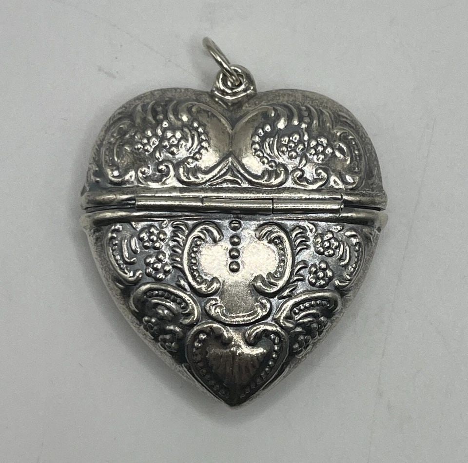 STERLING SILVER HEART SHAPED BOX STYLE PENDANT LARGE: STERLING SILVER HEART SHAPED BOX STYLE PENDANT LARGE STERLING SILVER HEART SHAPED BOX STYLE PENDANT LARGE This stunning pendant is crafted from 925 sterling silver with a heart-shaped box design, maki