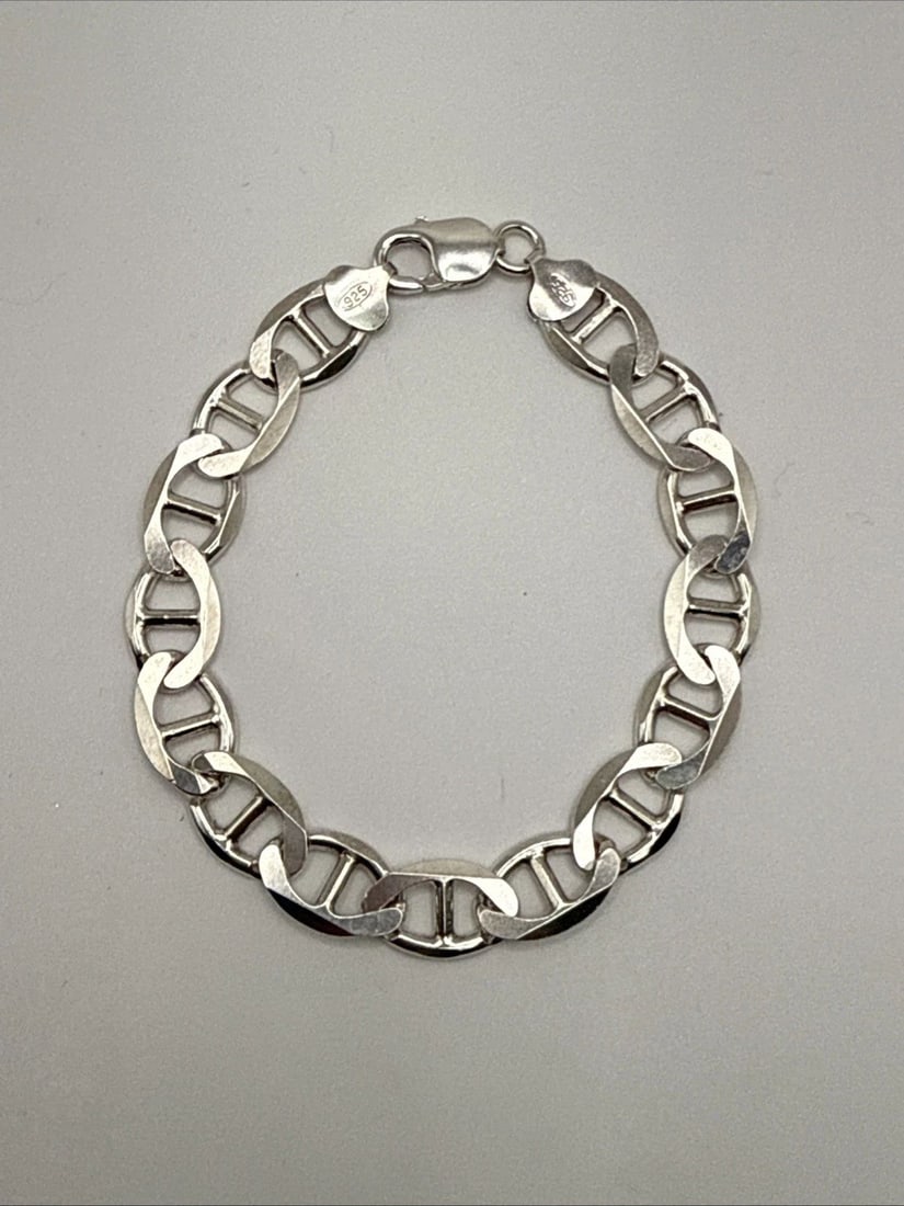 STERLING SIVLER 9" ANCHOR CHAIN BRACELET 26.6 GRAMS: STERLING SIVLER 9" ANCHOR CHAIN BRACELET 26.6 GRAMS The Sterling Silver 9" Anchor Chain Bracelet weighs 26.6 grams and is crafted from 925 sterling silver. The bracelet features a classic chain design