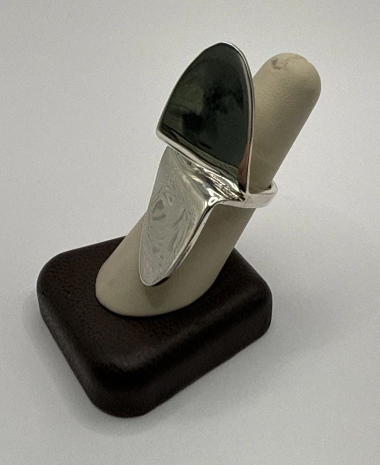 MODERNIST RING SIZE 8: MODERNIST RING SIZE 8 MODERNIST RING SIZE 8 Crafted with sophistication, this Modernist Ring Size 8 is a seamless blend of style and comfort. The ring features a sleek design in 925 sterling silver, h