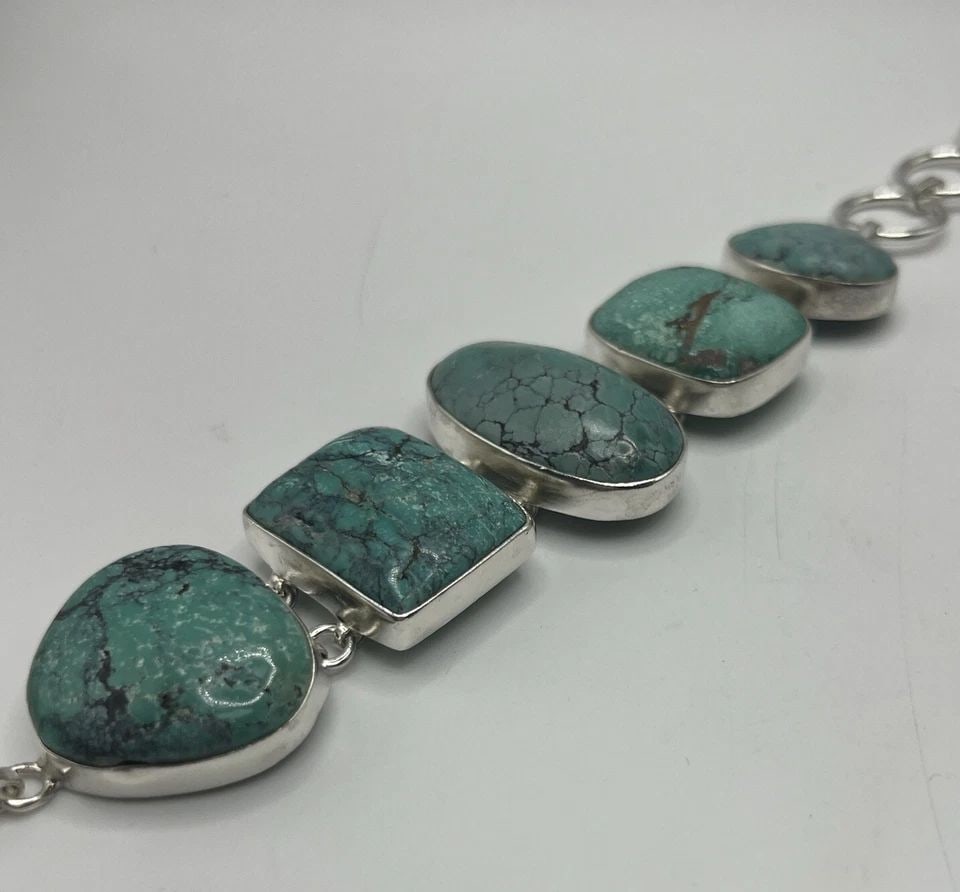 STERLING SILVER AND TURQUOISE BRACELET (ADJUSTABLE SIZES): STERLING SILVER AND TURQUOISE BRACELET (ADJUSTABLE SIZES) STERLING SILVER AND TURQUOISE BRACELET (ADJUSTABLE SIZES) This beautiful bracelet is made of high-quality sterling silver and features a stunn