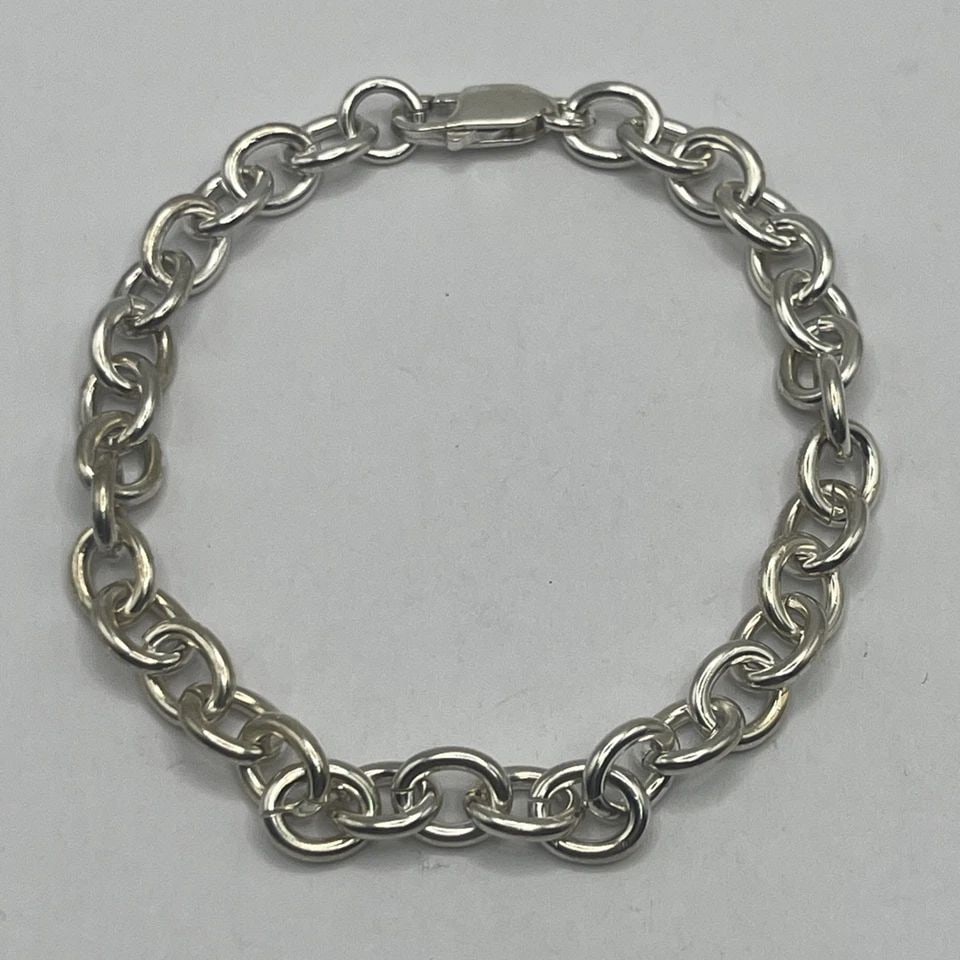 9" OVAL LINK CHARM BRACELET 27.4 GRAMS: 9" OVAL LINK CHARM BRACELET 27.4 GRAMS 9" OVAL LINK CHARM BRACELET 27.4 GRAMS The 9" Oval Link Charm Bracelet is made of 925 sterling silver and weighs 27.4 grams. It features a stylish charm design a