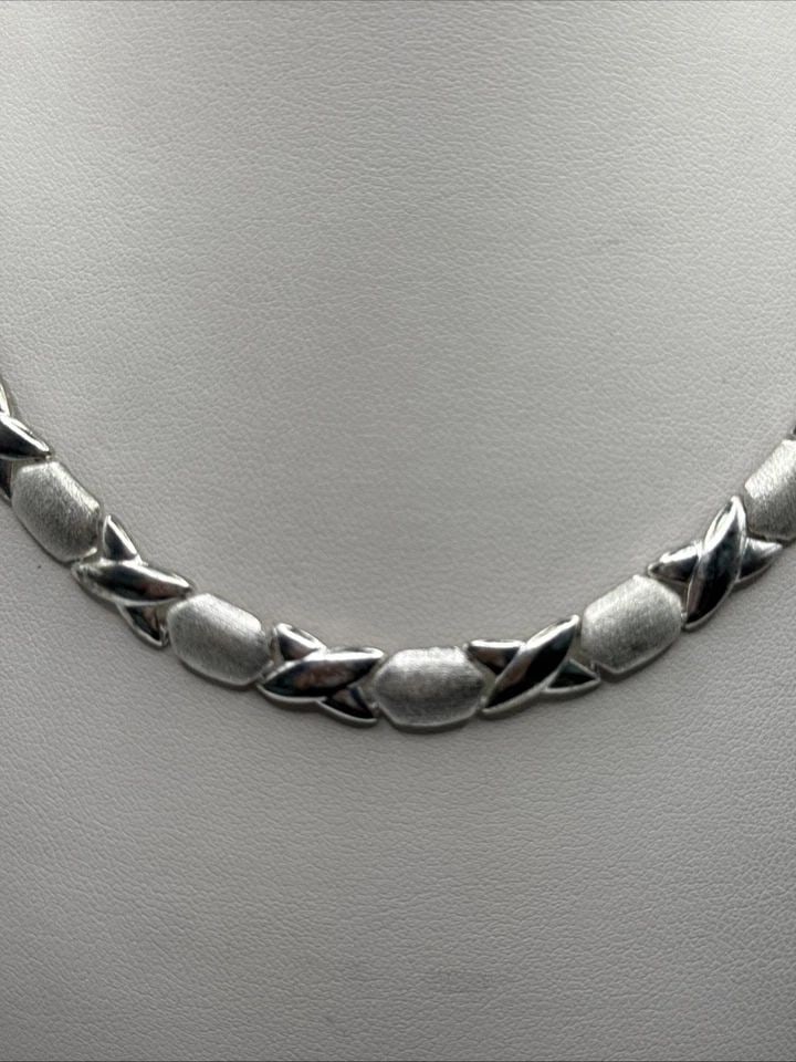 16" STERLING SILVER XO NECKLACE 29.4 GRAMS: 16" STERLING SILVER XO NECKLACE 29.4 GRAMS 90.The product is a 16" Sterling Silver XO Necklace weighing 29.4 grams. It is a fine jewelry piece with a chain style design and a metal purity of 925 sterl