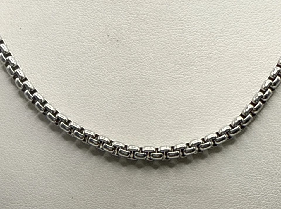 17" BOX LINK CHAIN WITH ORNATE PUSH LOCK CLASP 21.5 GRAMS: 17" BOX LINK CHAIN WITH ORNATE PUSH LOCK CLASP 21.5 GRAMS 17" BOX LINK CHAIN WITH ORNATE PUSH LOCK CLASP 21.5 GRAMS Aproximately 3.3 mm The product is a 17" necklace made of 925 sterling silver, featu