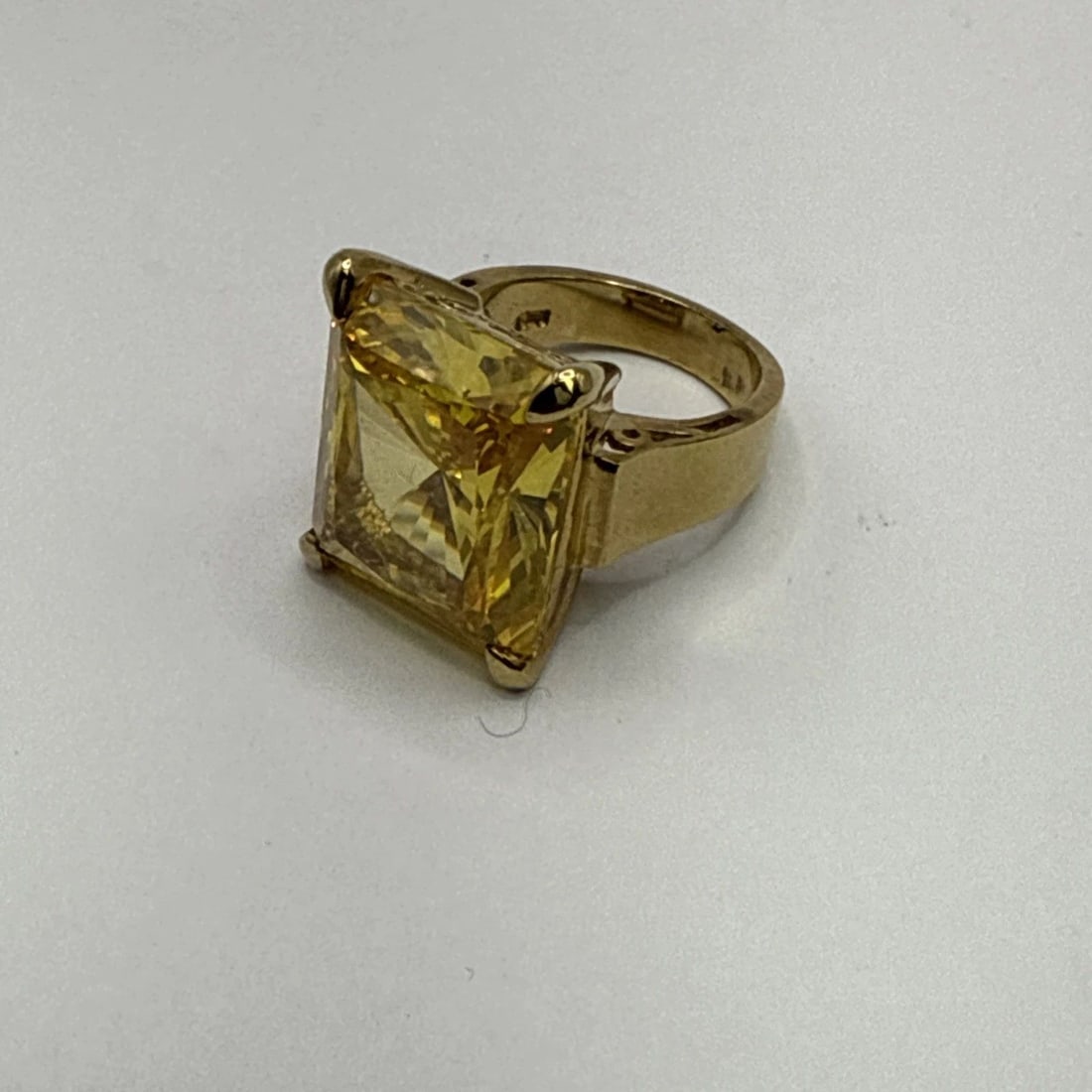 STERLING SILVER/GOLD PLATED RING WITH LARGE YELLOW STONE SIZE 6: STERLING SILVER/GOLD PLATED RING WITH LARGE YELLOW STONE SIZE 6 STERLING SILVER/GOLD PLATED RING WITH LARGE YELLOW STONE SIZE 6 The product is a sterling silver ring that is plated with gold and featu