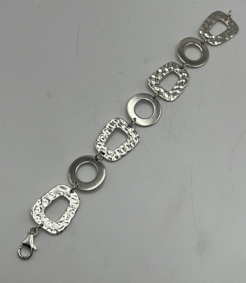 STERLING SILVER HAMMERED OPEN CIRCLES LINK BRACELET 7": STERLING SILVER HAMMERED OPEN CIRCLES LINK BRACELET 7" STERLING SILVER HAMMERED OPEN CIRCLES LINK BRACELET 7" Elevate your style with this stunning Sterling Silver Hammered Open Circles Link Bracelet.