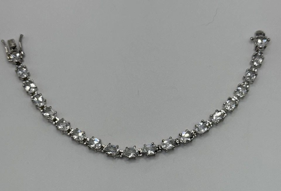 STERLING SILVER WITH COLORLESS STONES 7.5" BRACELET: STERLING SILVER WITH COLORLESS STONES 7.5" BRACELET 17.4 grams This Sterling Silver 7.5" Bracelet features a classic tennis style design with colorless stones set in 925 sterling silver. The elegant a