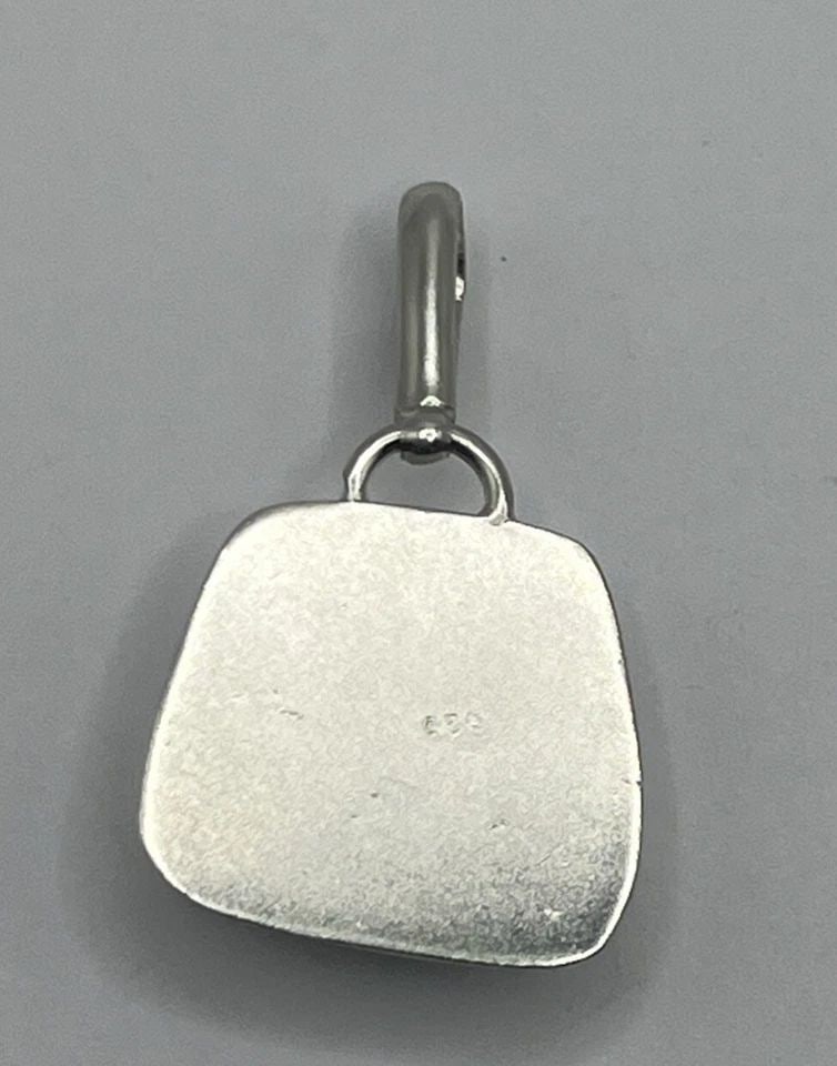 STERLING SILVER & LARIMAR PENDANT 14.6 GRAMS: STERLING SILVER & LARIMAR PENDANT 14.6 GRAMS STERLING SILVER & LARIMAR PENDANT 14.6 GRAMS This is a stunning Sterling Silver pendant featuring a beautiful Larimar stone. The pendant weighs 14.6 grams 