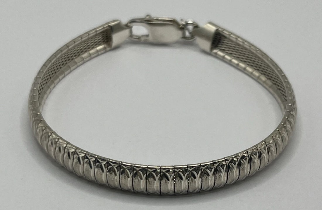 7.5" STERLING SIVER SNAKE BRACELET: 7.5" STERLING SIVER SNAKE BRACELET 7.5" STERLING SIVER SNAKE BRACELET The product is a 7.5" Sterling Silver Snake Bracelet featuring a sleek chain style made of 925 sterling silver. This fine piece of