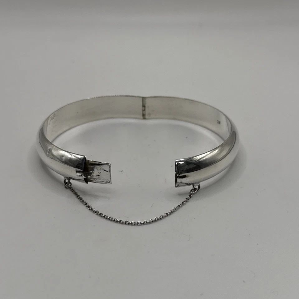 STERLING SILVER THICK HINGED BANGLE BRACELET 13.4 GRAMS: STERLING SILVER THICK HINGED BANGLE BRACELET 13.4 GRAMS This Sterling Silver Thick Hinged Bangle Bracelet is a stylish and elegant piece of fine jewelry. Crafted from 925 sterling silver, this bracele