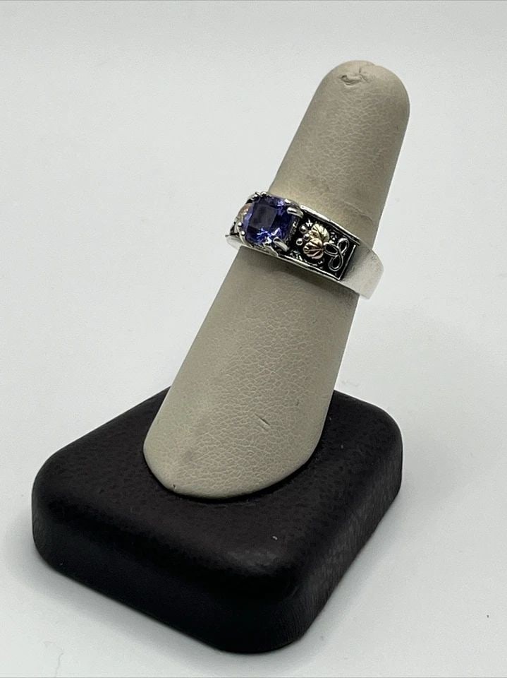 STERLING SILVER SIZE 8 RING WITH PURPLE STONE: STERLING SILVER SIZE 8 RING WITH PURPLE STONE STERLING SILVER SIZE 8 RING WITH PURPLE STONE Approximate weight is 6.4 gramsThis stunning ring is made of high-quality sterling silver and features a bea