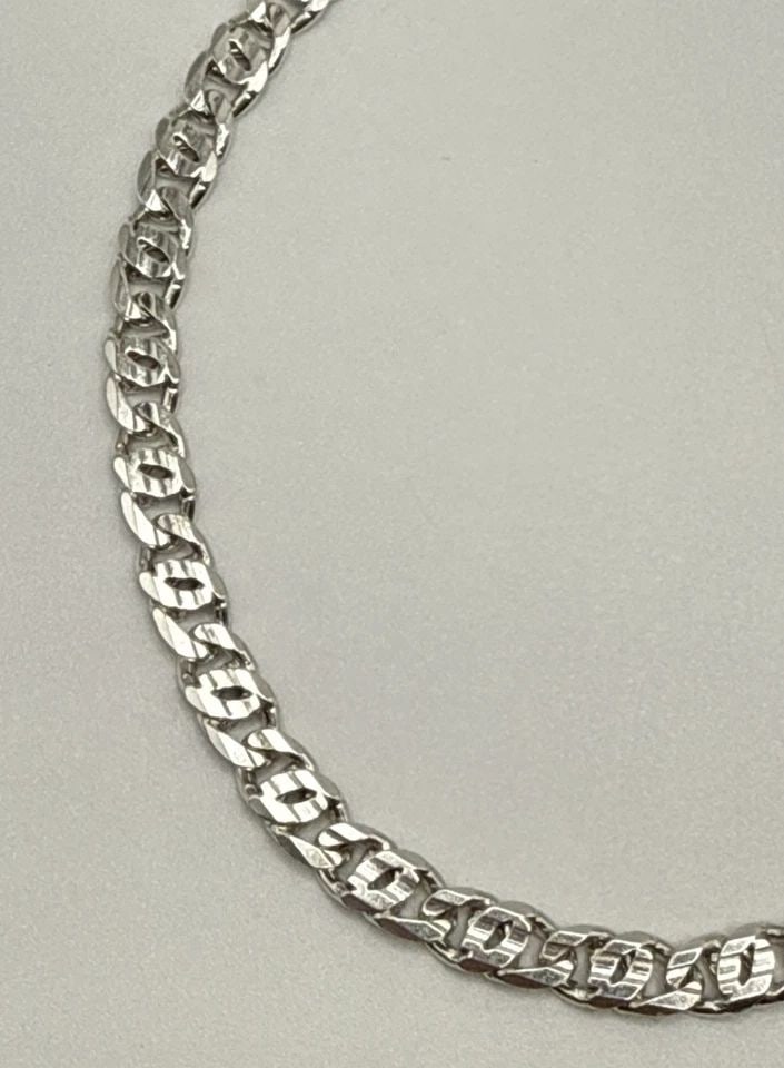 STERLING SILVER 8.5" CUBAN LINK BRACELET 8.2 GRAMS: STERLING SILVER 8.5" CUBAN LINK BRACELET 8.2 GRAMS This product is a 8.5" Cuban Link Bracelet made of 925 sterling silver, weighing 8.2 grams. It features a simple chain style with no main stone, maki