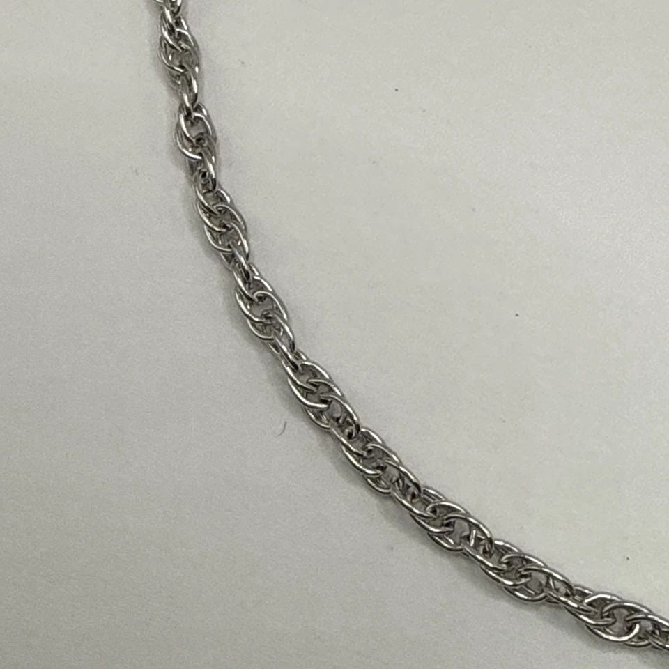 18" STERLING SILVER OVAL LINK NECKLACE 9.3 GRAMS: 18" STERLING SILVER OVAL LINK NECKLACE 9.3 GRAMS This 18" Sterling Silver Oval Link Necklace weighs 9.3 grams and is crafted with 925 sterling silver. The necklace features a chain style design with o
