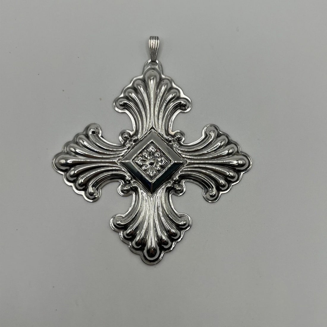 REED & BARTON STERLING SILVER 1973 CHRISTMAS CROSS ORNAMENT (1 of 1)