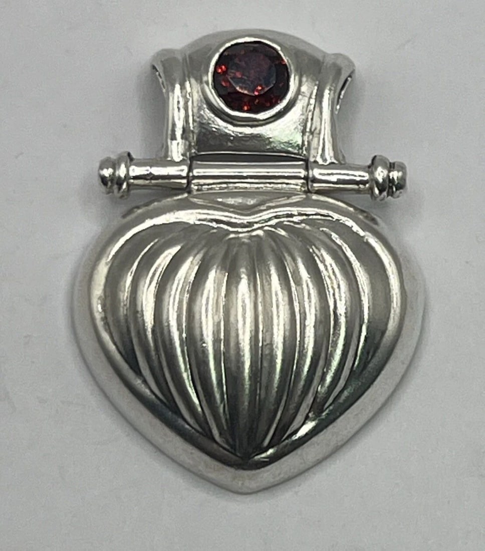 STERLING SILVER RIBBED HEART PENDANT WITH RED STONE 9.6 GRAMS (1 of 1)