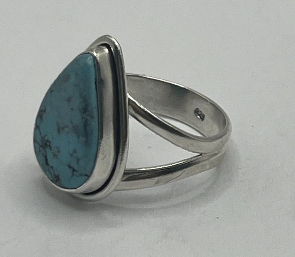 STERLING SILVER & TURQUOISE RING SIZE 7.75: STERLING SILVER & TURQUOISE RING SIZE 7.75 STERLING SILVER & TURQUOISE RING SIZE 7.75 This Sterling Silver & Turquoise Ring is crafted with a metal purity of 925 and features a beautiful turquoise mai