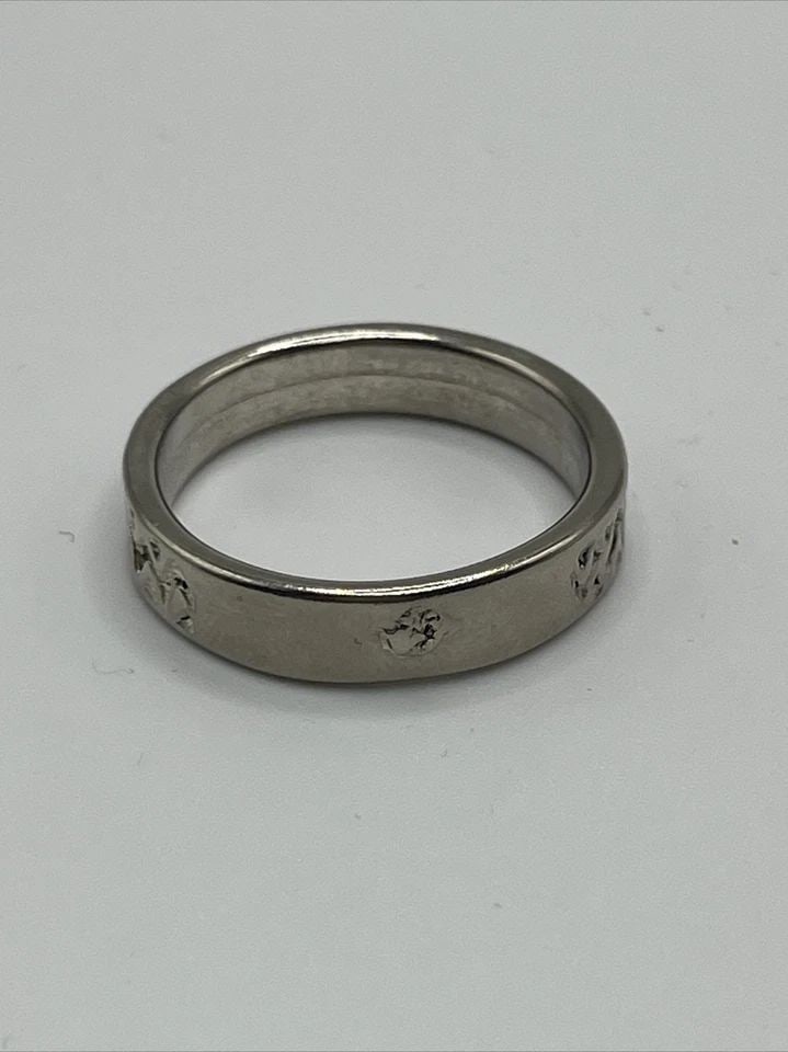 STERLING SILVER RING - BAND WITH DESIGNS SIZE 11.25: STERLING SILVER RING - BAND WITH DESIGNS SIZE 11.25 STERLING SILVER RING - BAND WITH DESIGNS SIZE 11.25 This sterling silver ring is a beautiful piece of jewelry that will enhance any outfit. Its intr