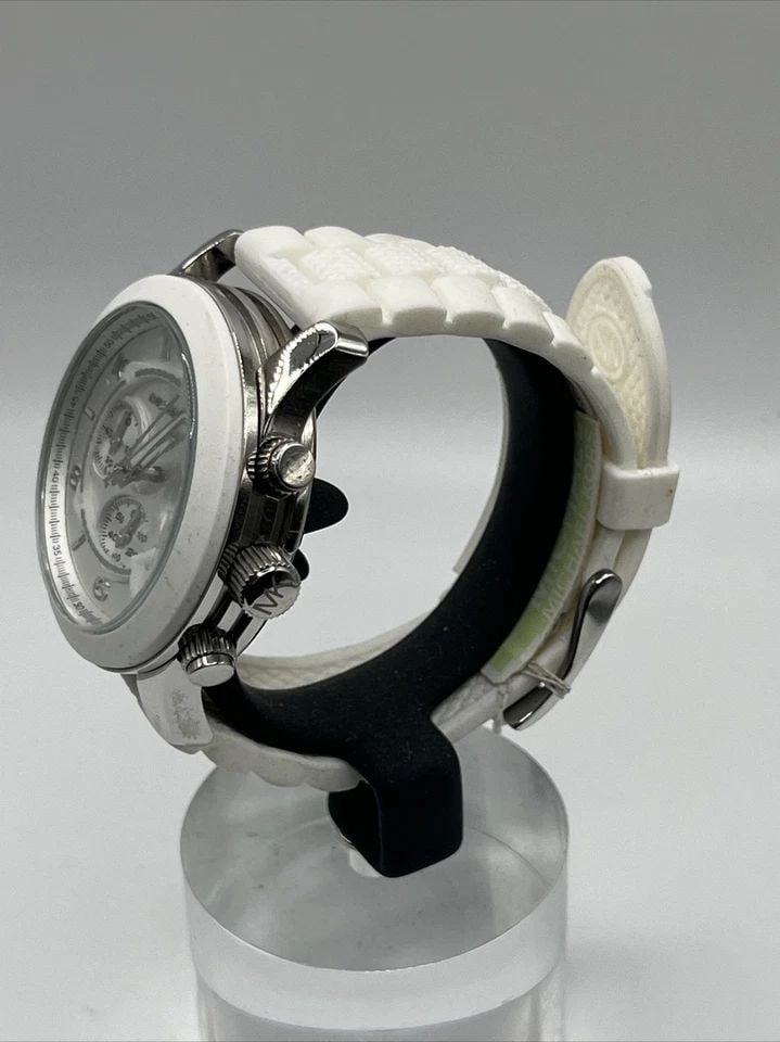 MICHAEL KORS WATCH (NEW): MICHAEL KORS WATCH (NEW) MICHAEL KORS WATCH (NEW) This elegant Michael Kors wristwatch is a must-have for any fashion-forward individual. With a stainless steel and metal band and a round watch face, 