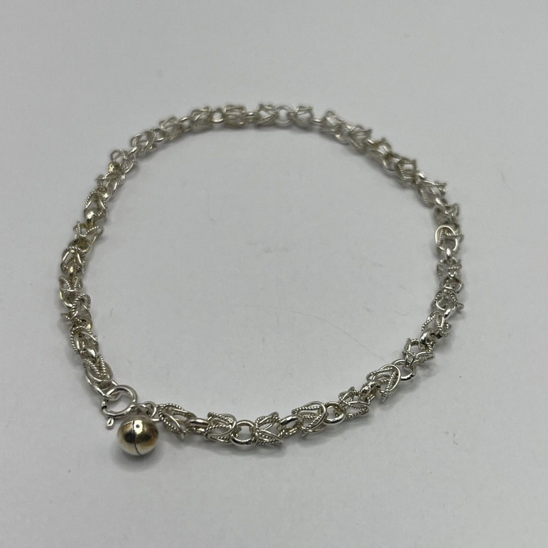9.5" STERLING SILVER CIRCLE LINK ANKLET: 9.5" STERLING SILVER CIRCLE LINK ANKLET 9.5" STERLING SILVER CIRCLE LINK ANKLET The 9.5 Sterling Silver Circle Link Anklet is a fine jewelry piece made of 925 sterling silver. This anklet features a s