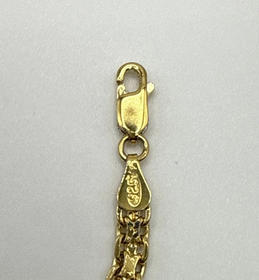 7" GOLD COLORED 925 BRACLET WITH COLORLESS STONES: 7" GOLD COLORED 925 BRACLET WITH COLORLESS STONES This 7" Gold Colored 925 Bracelet features a chain style design with colorless stones set in sterling silver. The elegant and versatile piece is perfe