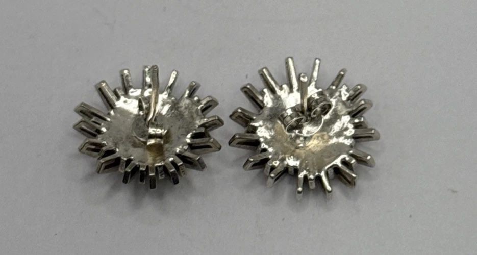 STERLING SILVER STARBUST EARRINGS: STERLING SILVER STARBUST EARRINGS STERLING SILVER STARBUST EARRINGS 5.7 g 35.These are elegant Sterling Silver Starburst Earrings, crafted with a metal purity of 925 and styled as stud earrings. The d