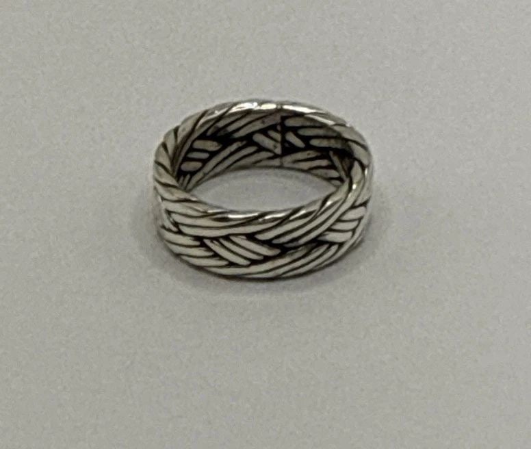 STERLING SILVER WOVEN PATTERN RING SIZE 6: STERLING SILVER WOVEN PATTERN RING SIZE 6 STERLING SILVER WOVEN PATTERN RING SIZE 6 Crafted with a timeless appeal, this Sterling Silver Woven Pattern Ring embodies elegance in its simplicity. The siz