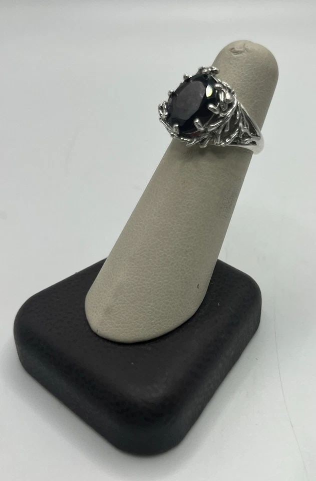 STERLING SILVER SIZE 5.75 RING WITH DEEP COLORED RED STONE: STERLING SILVER SIZE 5.75 RING WITH DEEP COLORED RED STONE STERLING SILVER SIZE 5.75 RING WITH DEEP COLORED RED STONE Add a bold pop of color and sophistication to your look with this sterling silver 