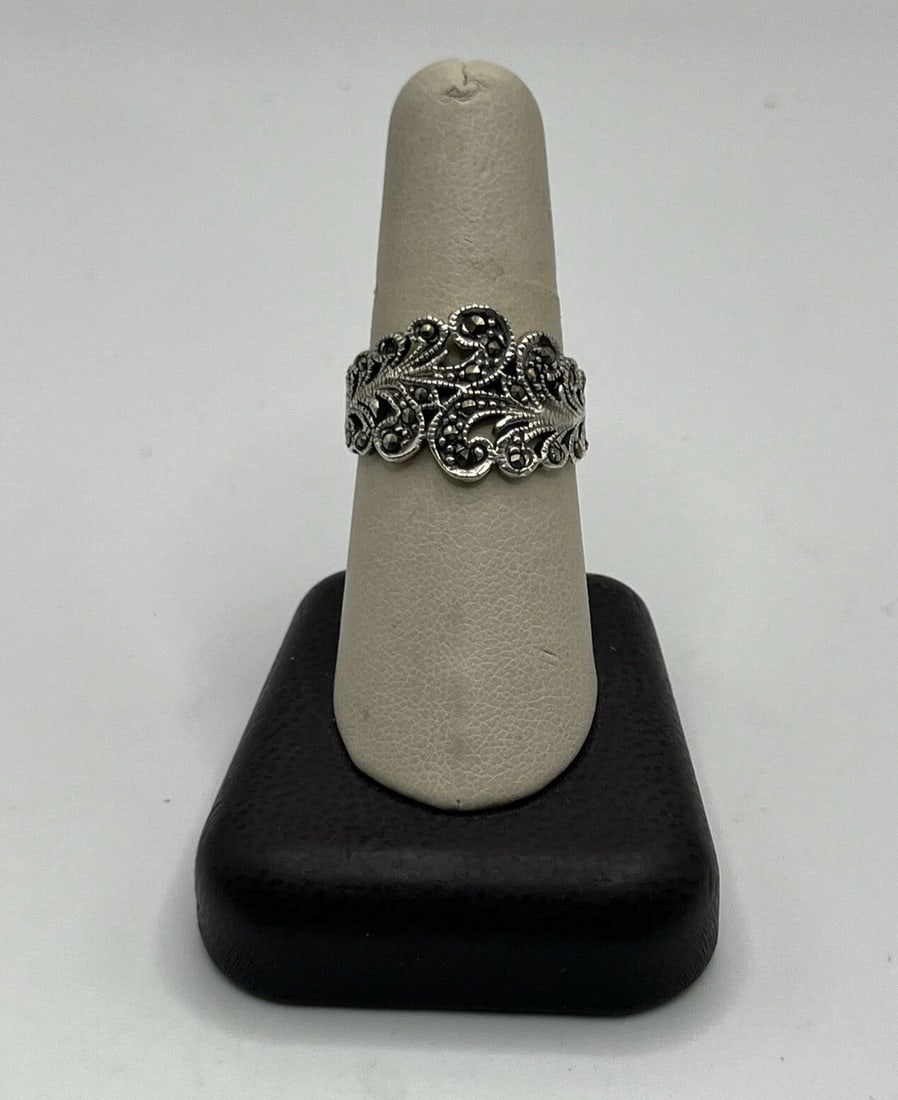 STERLING SILVER 925 MARCASITE SCROLLING FERN RING SIZE 8.75: STERLING SILVER 925 MARCASITE SCROLLING FERN RING SIZE 8.75 STERLING SILVER 925 MARCASITE SCROLLING FERN RING SIZE 8.75 Add a touch of elegance to your outfit with this beautiful Sterling Silver 925 M