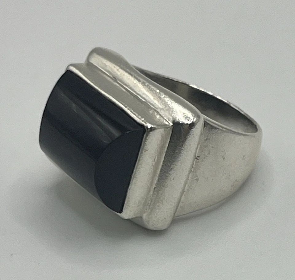 STERLING SILVER & BLACK ONYX RING SIZE 4.5: STERLING SILVER & BLACK ONYX RING SIZE 4.5 STERLING SILVER & BLACK ONYX RING SIZE 4.5 This beautiful ring is made of high-quality sterling silver and features a stunning black onyx stone. The design i