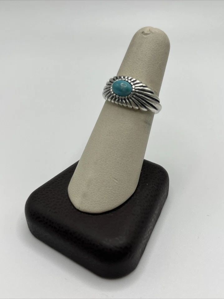 STERLING SILVER SIZE 7.25 BAND WITH TURQUOISE STONE: STERLING SILVER SIZE 7.25 BAND WITH TURQUOISE STONE STERLING SILVER SIZE 7.25 BAND WITH TURQUOISE STONE Add a touch of elegance to your jewelry collection with this stunning sterling silver band. The 