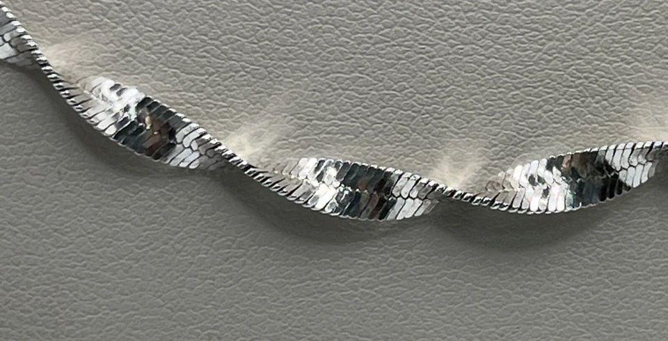 20" TWISTED STERLING SILVER CHAIN 10 GRAMS: 20" TWISTED STERLING SILVER CHAIN 10 GRAMS 20" TWISTED STERLING SILVER CHAIN 10 GRAMS This beautiful necklace is made of high-quality 925 sterling silver and weighs approximately 10 grams. The chain i