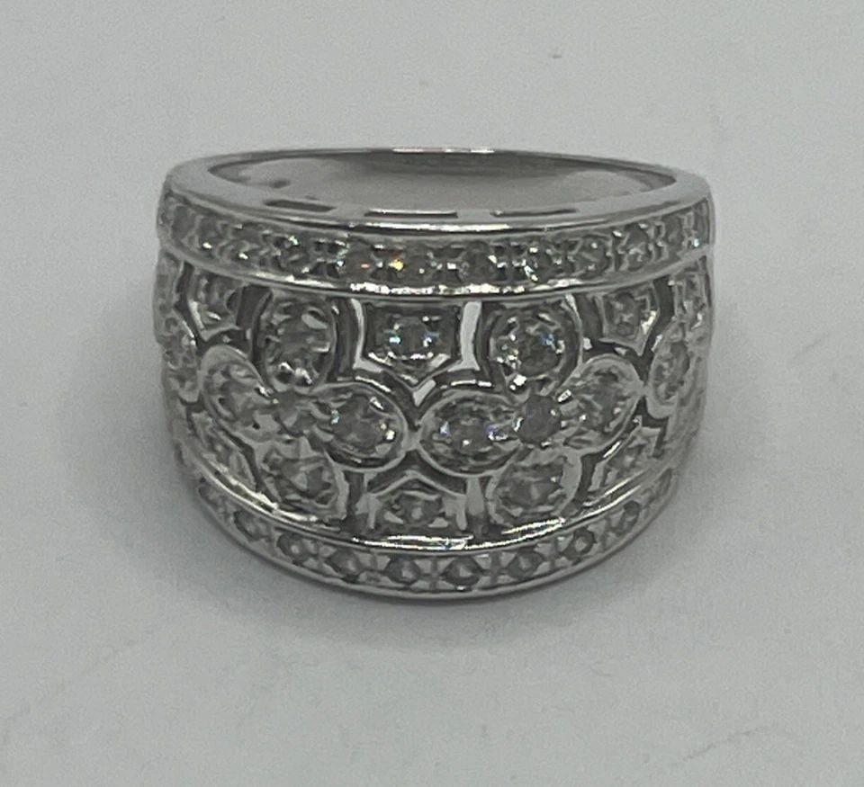 1.5"CM STERLING SILVER RING SIZE 7 WITH CZ'S & FLOWER DESIGN: 1.5"CM STERLING SILVER RING SIZE 7 WITH CZ'S & FLOWER DESIGN 1.5"CM STERLING SILVER RING SIZE 7 WITH CZ'S & FLOWER DESIGN This beautiful 1.5cm sterling silver ring features a stunning flower design ad