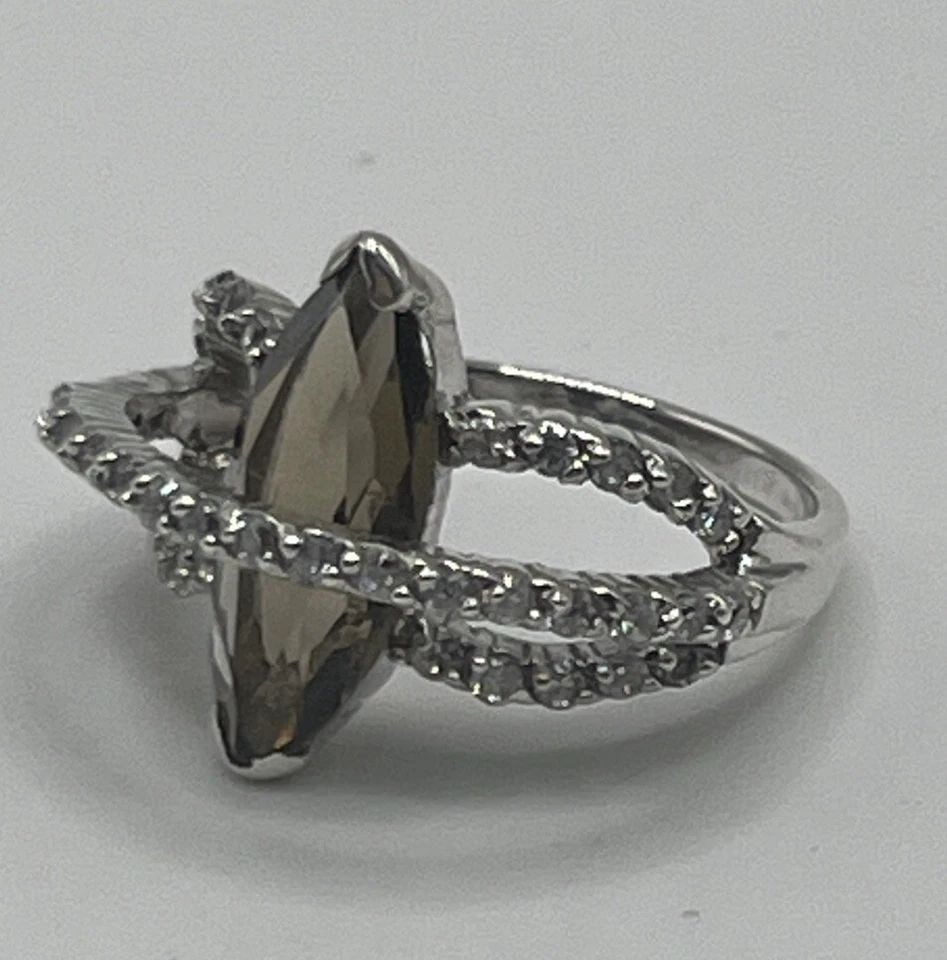 STERLING SILVER WITH BROWN & COLORLESS STONES RING SIZE 6: STERLING SILVER WITH BROWN & COLORLESS STONES RING SIZE 6 STERLING SILVER WITH BROWN & COLORLESS STONES RING SIZE 6 Add a touch of elegance to your style with this stunning sterling silver ring. The r