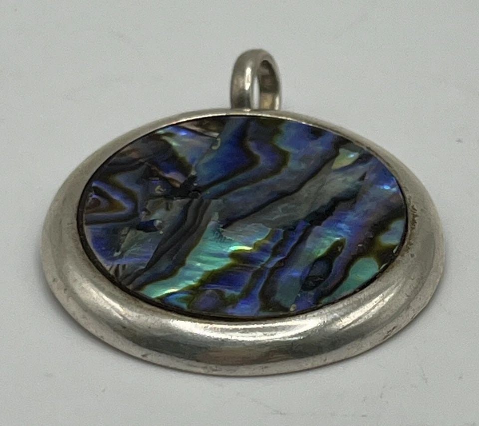 STERLING SILVER & ABALONE PENDANT: STERLING SILVER & ABALONE PENDANT STERLING SILVER & ABALONE PENDANT This stunning pendant is a must-have for any jewelry collection. Crafted from high-quality 925 sterling silver, it features a beauti