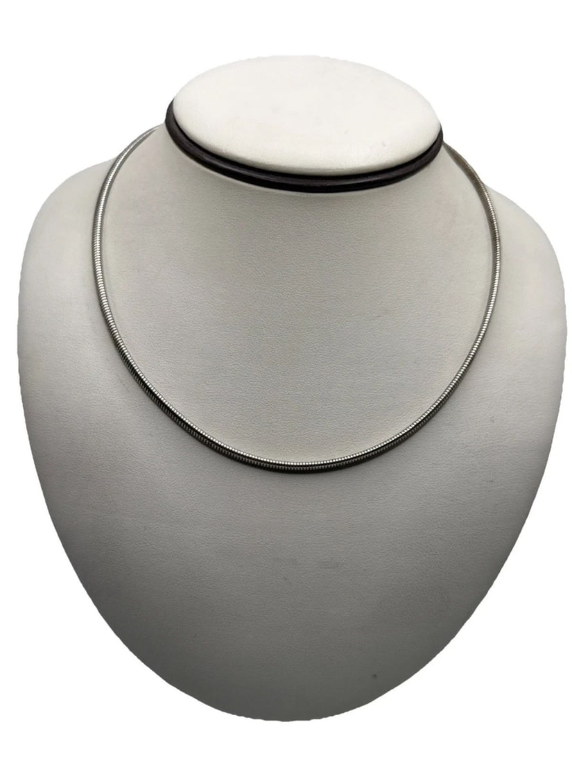 16" STERLING SILVER OMEGA CHAIN NECKLACE 9.0 GRAMS: 16" STERLING SILVER OMEGA CHAIN NECKLACE 9.0 GRAMS This 16" Sterling Silver Omega Chain Necklace weighs 9.0 grams and is made with 925 sterling silver. The simple yet elegant chain style makes it a ve