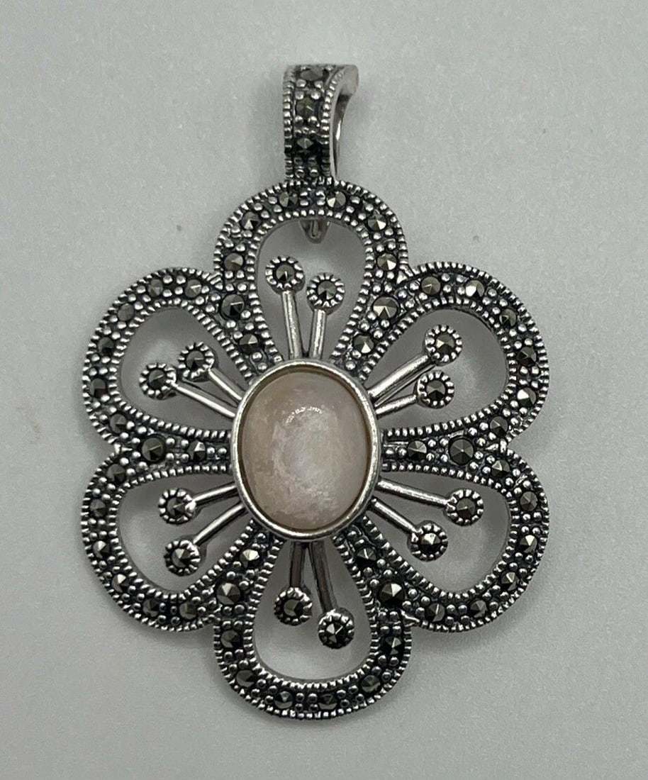 VINTAGE STERLING SILVER & MARCASITE FLOWER PENDANT WITH PINK MOP: VINTAGE STERLING SILVER & MARCASITE FLOWER PENDANT WITH PINK MOP VINTAGE STERLING SILVER & MARCASITE FLOWER PENDANT WITH PINK MOP Add a touch of vintage charm to your jewelry collection with this exqu