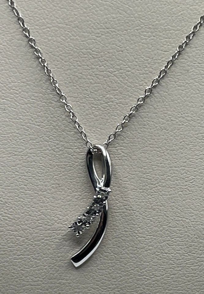 STERLING SILVER 18" NECKLACE WITH TWISTED PENDANT AND COLORLESS STONES: STERLING SILVER 18" NECKLACE WITH TWISTED PENDANT AND COLORLESS STONES STERLING SILVER 18" NECKLACE WITH TWISTED PENDANT AND COLORLESS STONES Elevate your style with this stunning 18" necklace crafted