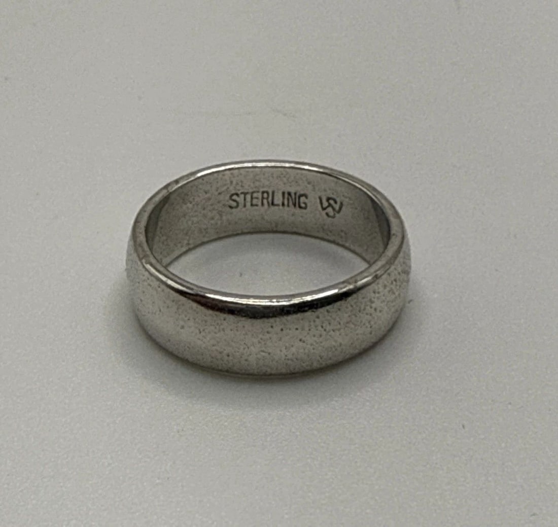 STERLING SILVER SIZE 4 BAND RING: STERLING SILVER SIZE 4 BAND RING This sterling silver size 4 band ring is a classic and elegant piece of fine jewelry. The 925 silver metal gives it a sleek and timeless look, while the simple band st