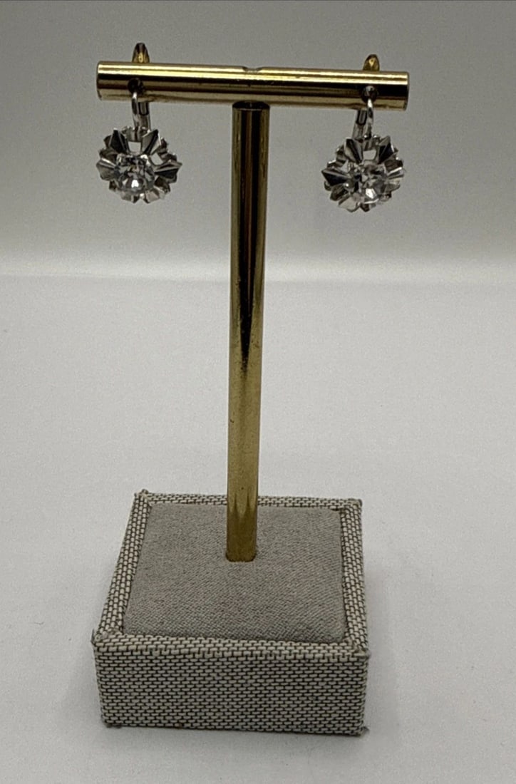 STERLING SILVER FLOWER DANGLE EARRINGS WITH COLORLESS STONE: STERLING SILVER FLOWER DANGLE EARRINGS WITH COLORLESS STONE STERLING SILVER FLOWER DANGLE EARRINGS WITH COLORLESS STONE Elevate your jewelry collection with these elegant Sterling Silver Flower Dangle