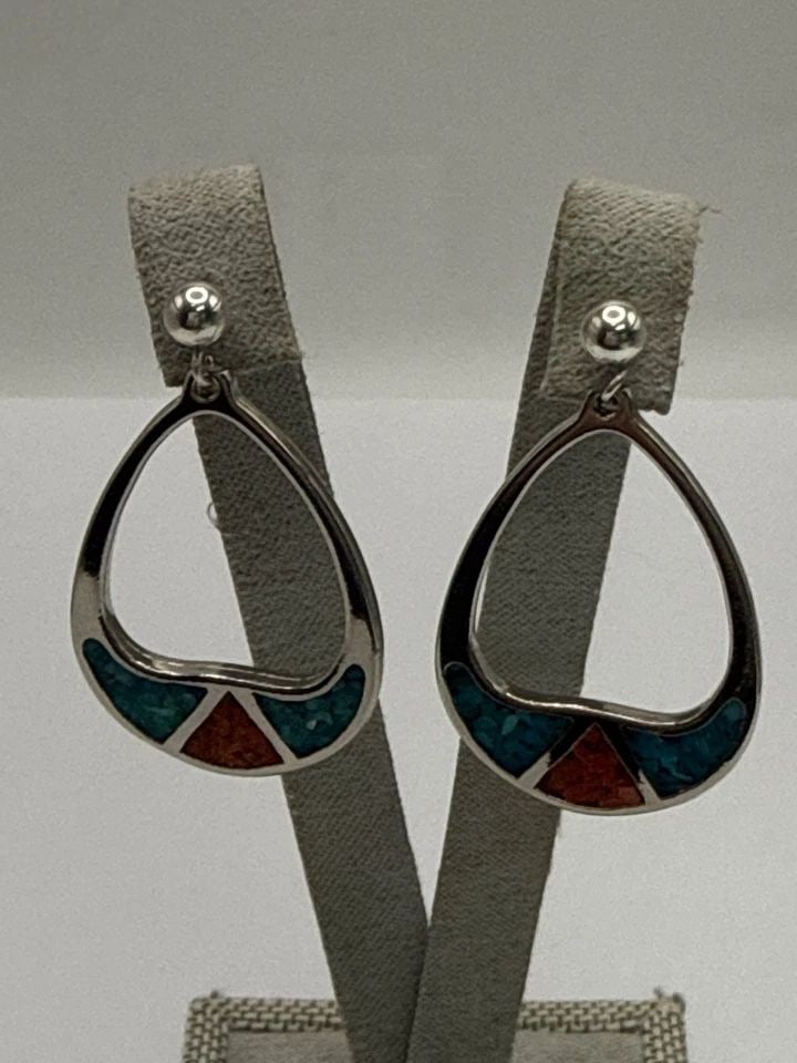 SOUTHWESTERN CONCHO DANGLE EARRINGS TURQUOISE: SOUTHWESTERN CONCHO DANGLE EARRINGS TURQUOISE These Southwestern Concho Dangle Earrings feature a beautiful turquoise stone set in a silver setting, giving them a unique and stylish look. Made in the 