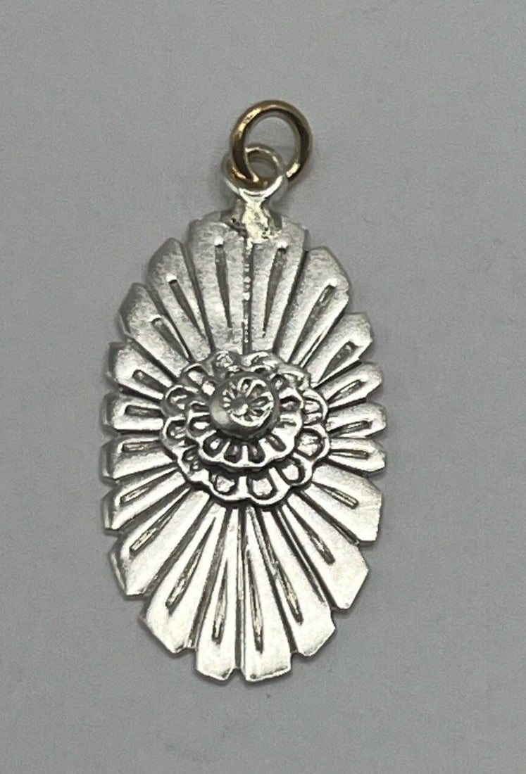 SILVER FLOWER PENDANT/CHARM: SILVER FLOWER PENDANT/CHARM SILVER FLOWER PENDANT/CHARM This is a beautiful Silver Flower Pendant/Charm, perfect for adding a touch of elegance to any outfit. The pendant is in the shape of a flower a