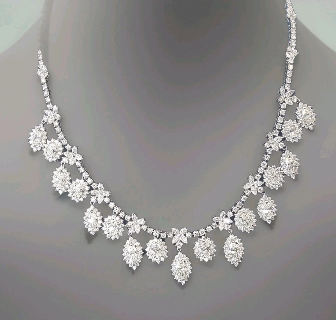 21.42ct Natural Diamond Necklace – G Color VS1, 18K White Gold, 16??inch: STUNNING 18K WHITE GOLD DIAMOND NECKLACE 21.42CT VS1-G Gorgeous Natural Diamond necklace total weight 21.42 carat . Gorgeous Necklace ,G- color VS1 Quality diamond, very lively ,bright white diamonds,