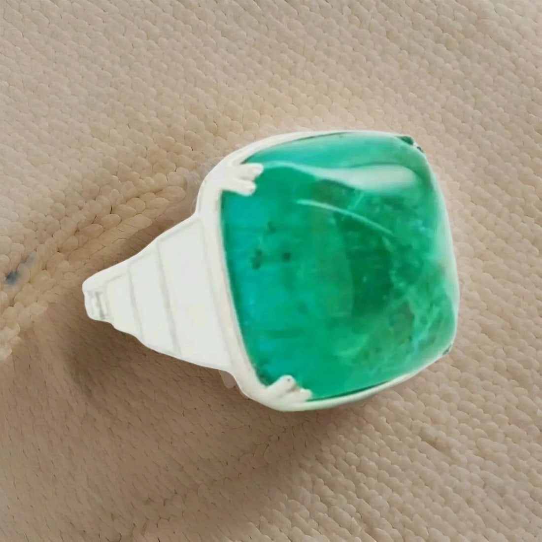 18K WHITE GOLD RING 24.76CT. NATURAL COLOMBIA GREEN EMERALD: 18K WHITE GOLD RING 24.76CT. NATURAL COLOMBIA GREEN EMERALD Gorgeous 18k White gold ring green natural Colombia green emerald center natural emerald sugarloaf cabochon weight 24.76ct. size 16.7x15.7 v